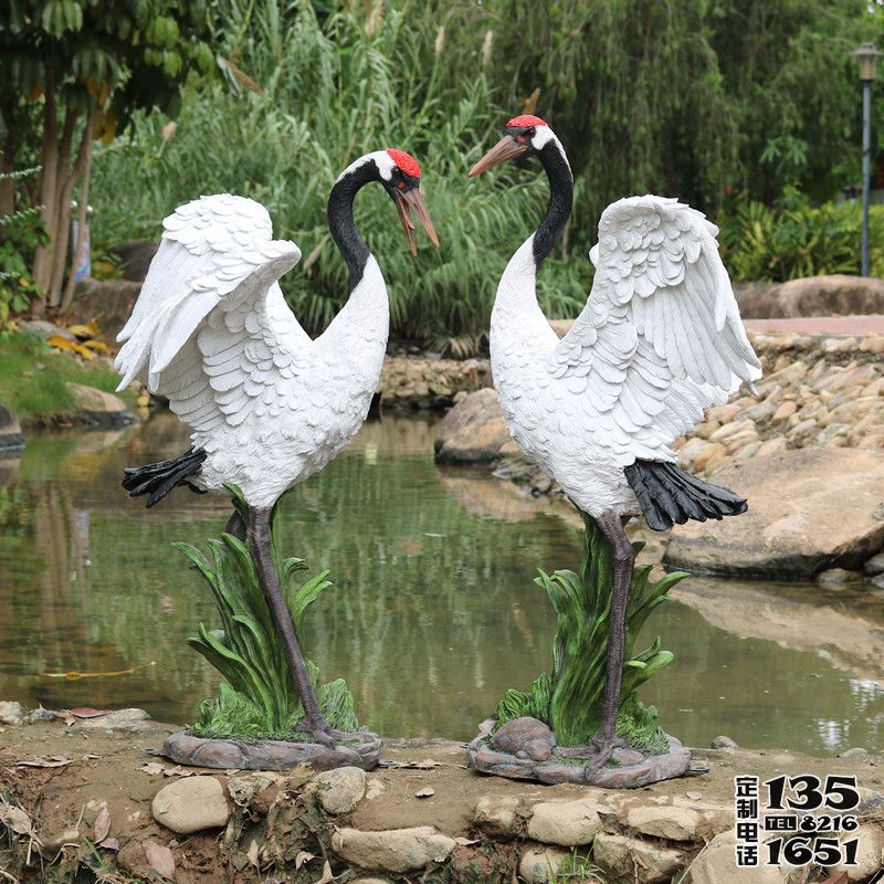 池塘仿真玻璃鋼愛(ài)心造型丹頂鶴雕塑
